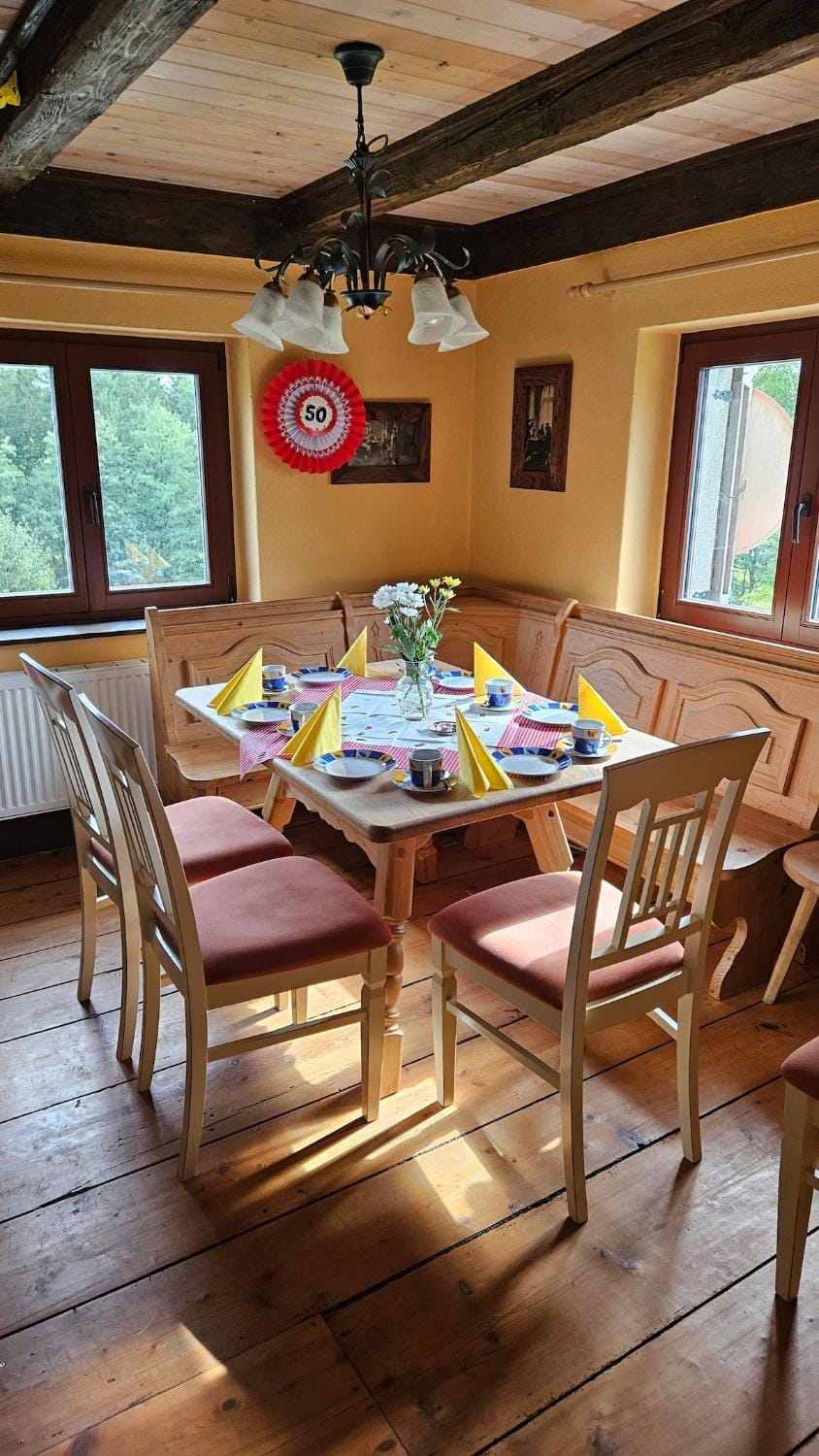 Kitchen or kitchenette, Food and drinks, Seating area, Dining area, Communal kitchen, Food, kitchen