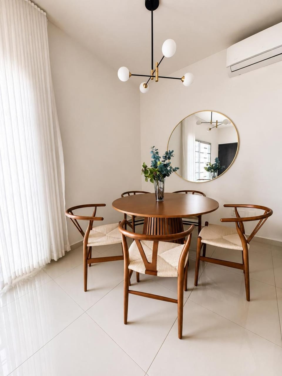 Dining area, Food, air conditioner