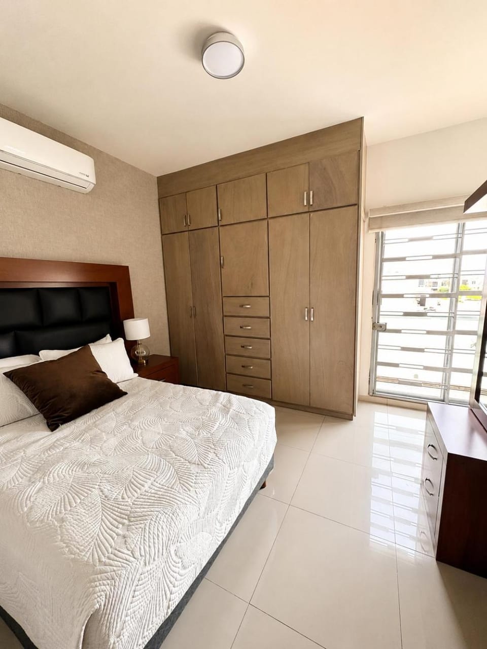 Bed, Bathroom, TV and multimedia, Bedroom, wardrobe, air conditioner