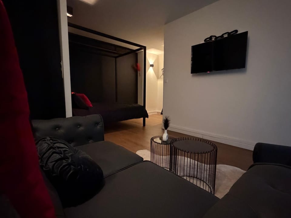 TV and multimedia, Living room, Seating area, Evening entertainment