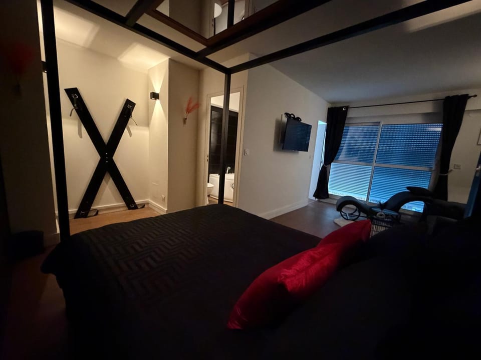 Bed, TV and multimedia, Photo of the whole room, Bedroom