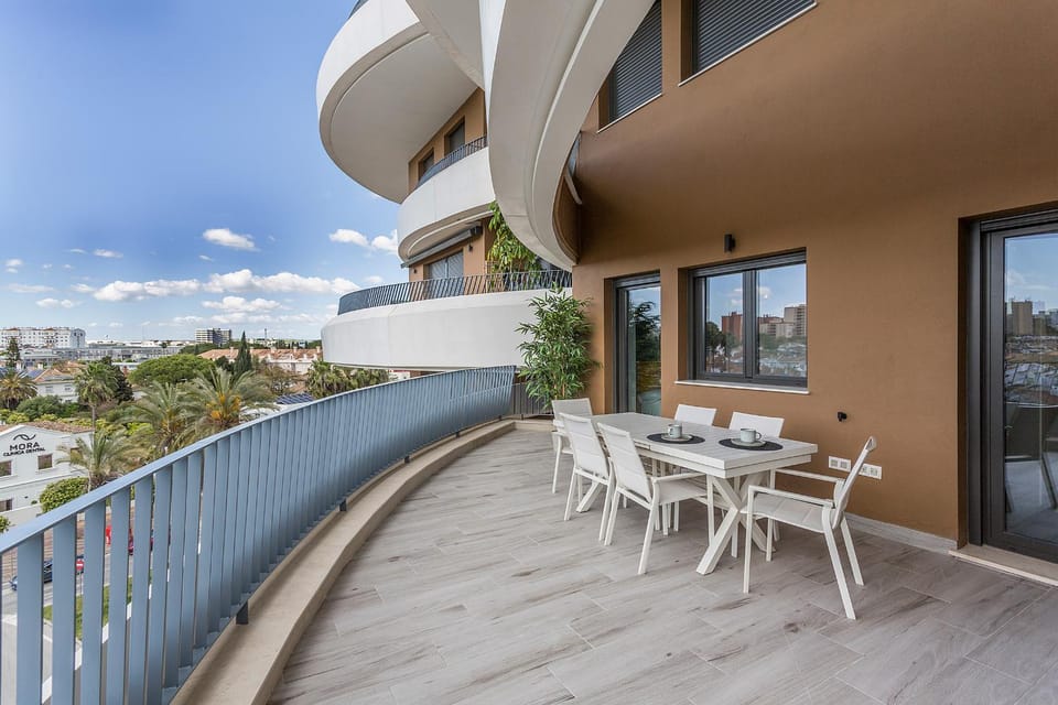 Property building, Balcony/Terrace, Living room, Dining area