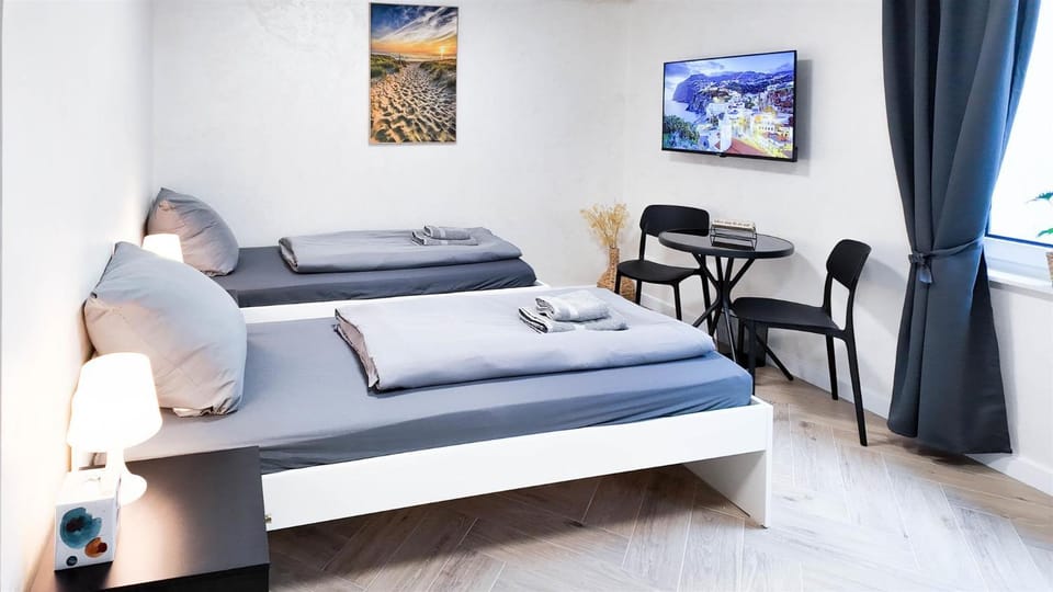 Bed, TV and multimedia, Photo of the whole room, Seating area, Bedroom