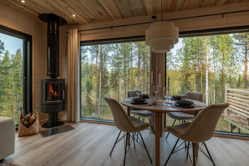 Dining area, fireplace