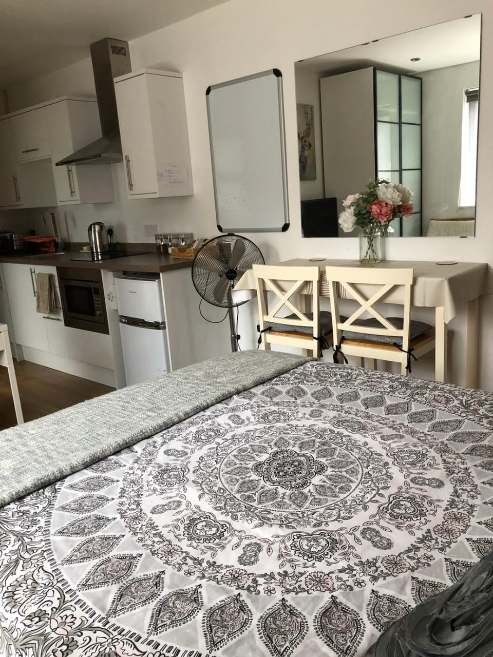 Kitchen or kitchenette, Dining area, stove