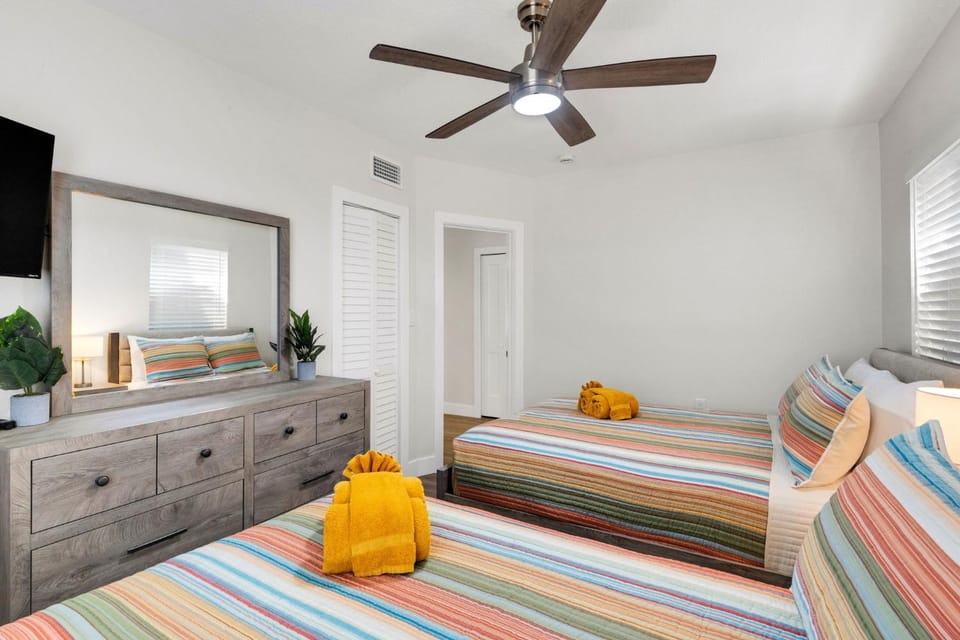 Beach Condo With Heated Pool & Fishing Dock - Steps to Sand - Coral Resort D-1 Apartment in Clearwater Beach