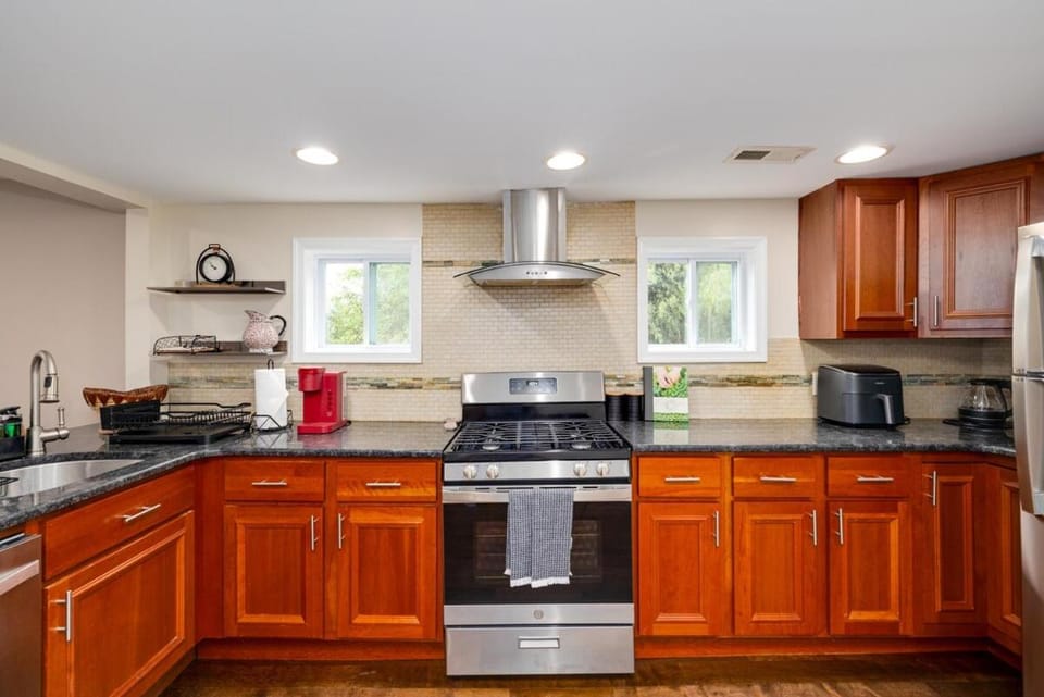 Kitchen or kitchenette, dishwasher, stove