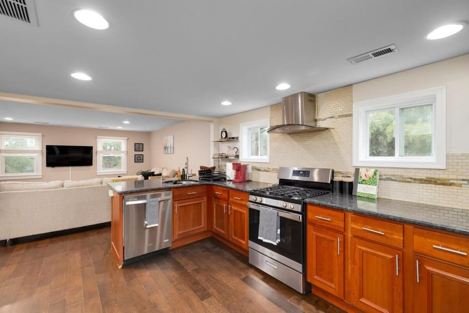 Coffee/tea facilities, Kitchen or kitchenette, dishwasher, oven, stove