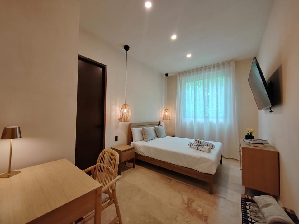Bed, TV and multimedia, Photo of the whole room, Bedroom