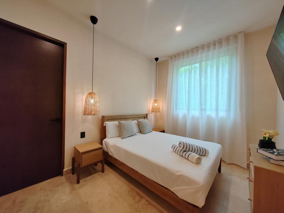 Bed, TV and multimedia, Photo of the whole room, Bedroom