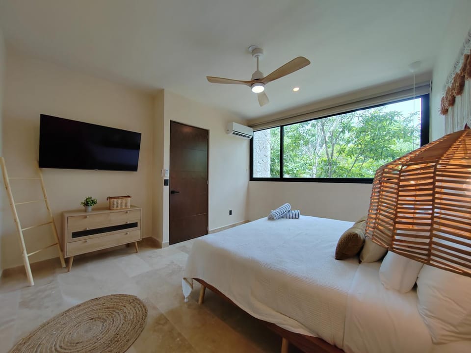 Bed, TV and multimedia, Photo of the whole room, Bedroom