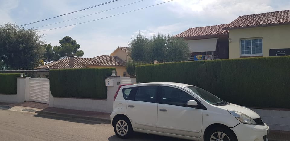 Property building, Day, Neighbourhood, Street view, Parking