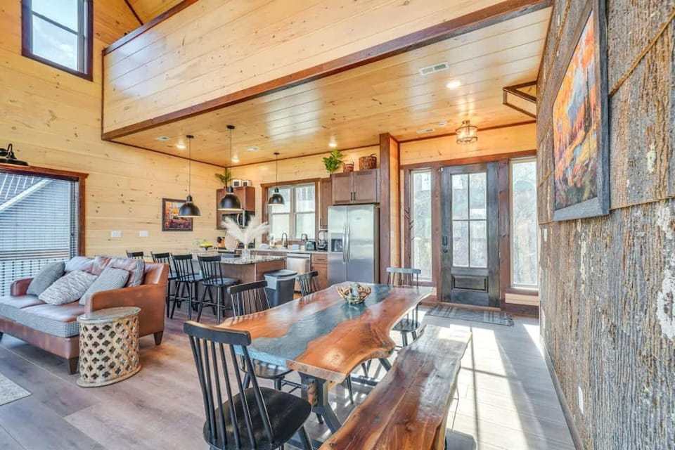 Lakeside Bear Lodge House in Douglas Lake