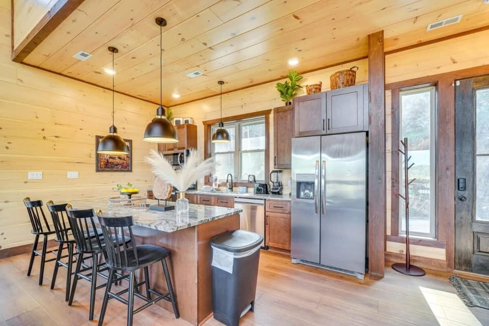 Lakeside Bear Lodge House in Douglas Lake
