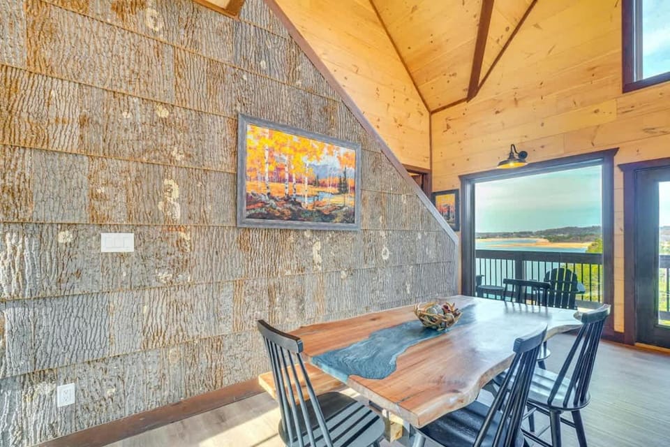 Lakeside Bear Lodge House in Douglas Lake