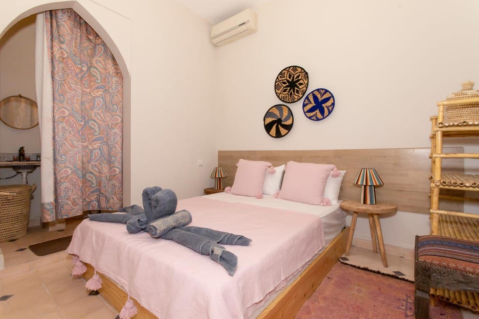Shower, Restaurant/places to eat, BBQ facilities, Balcony/Terrace, Seating area, Swimming pool, Parking, fireplace, flat iron, hair dryier, towels, kitchen, air conditioner