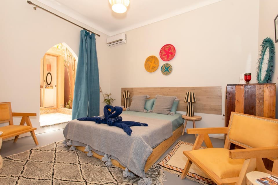 Shower, Toilet, Restaurant/places to eat, BBQ facilities, Garden, Balcony/Terrace, Seating area, Dining area, Bedroom, Swimming pool, Sunset, Parking, fireplace, flat iron, hair dryier, towels, kitchen, air conditioner