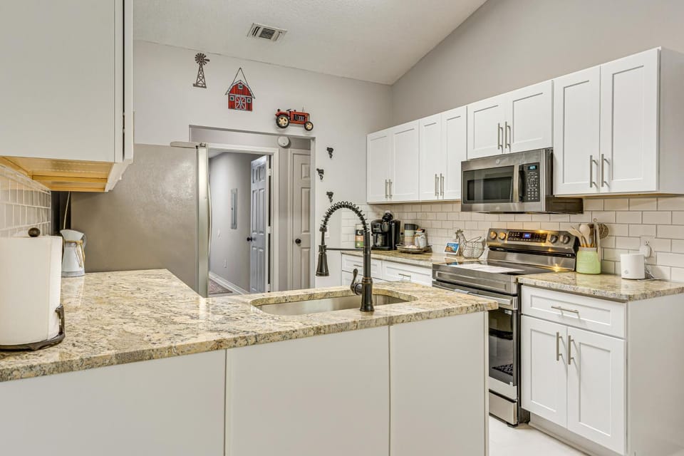 1 Mi to Zoo: 'Rustic Bungalow' in Gulf Breeze! House in Alabama