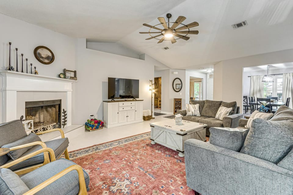1 Mi to Zoo: 'Rustic Bungalow' in Gulf Breeze! House in Alabama