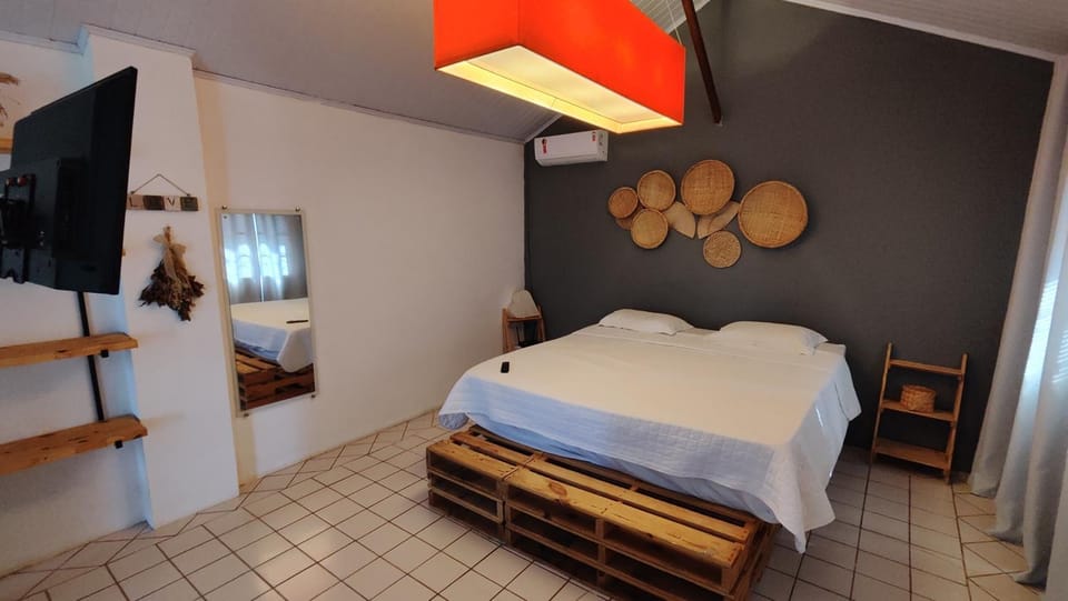 Bed, TV and multimedia, Photo of the whole room, Bedroom