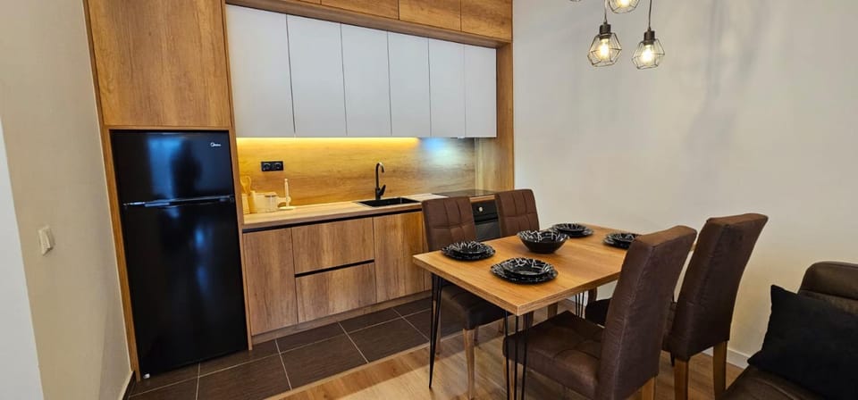 Kitchen or kitchenette, Dining area, minibar, oven