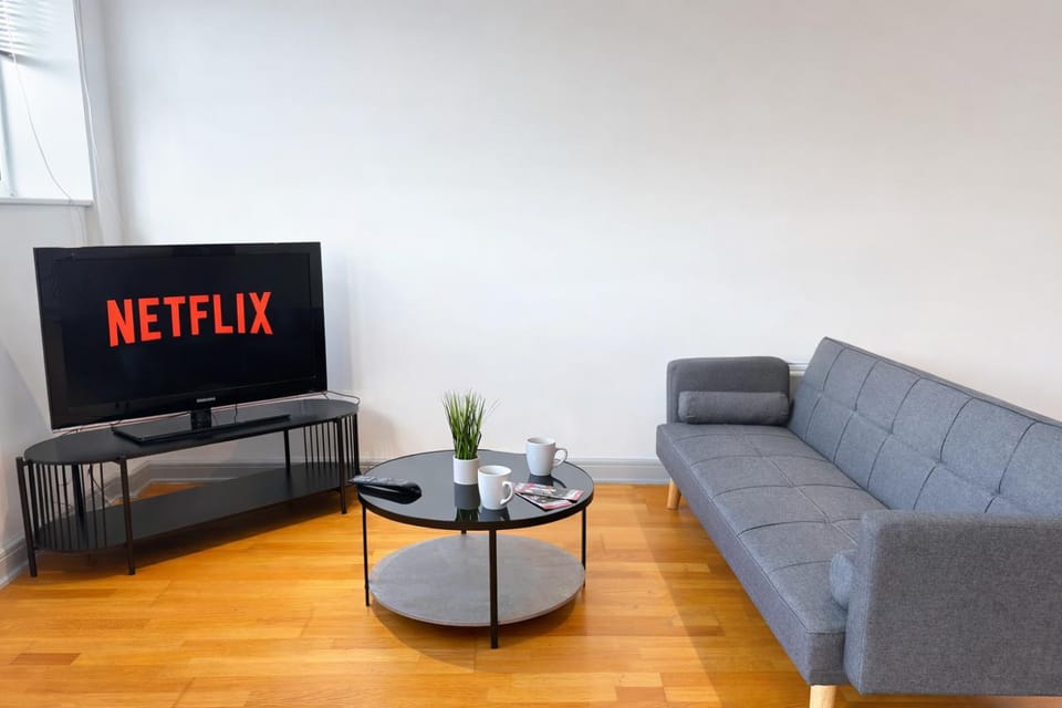 TV and multimedia, Living room, Seating area, Evening entertainment, City view, internet