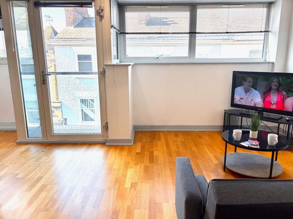 TV and multimedia, Coffee/tea facilities, Living room, Seating area, Dining area