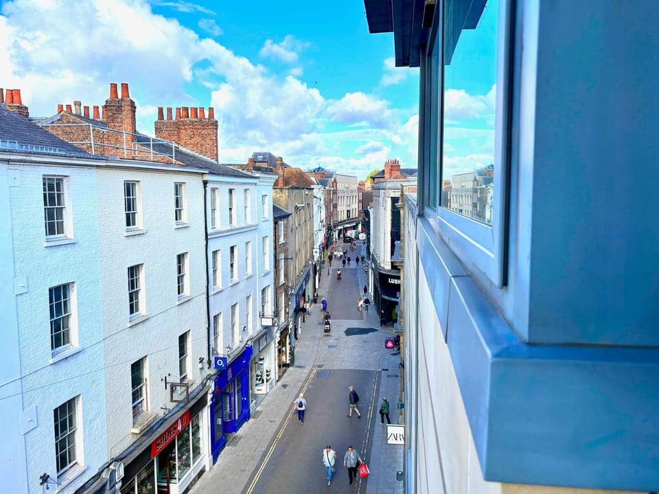 Property building, Day, People, Neighbourhood, City view, Street view, Location, group of guests