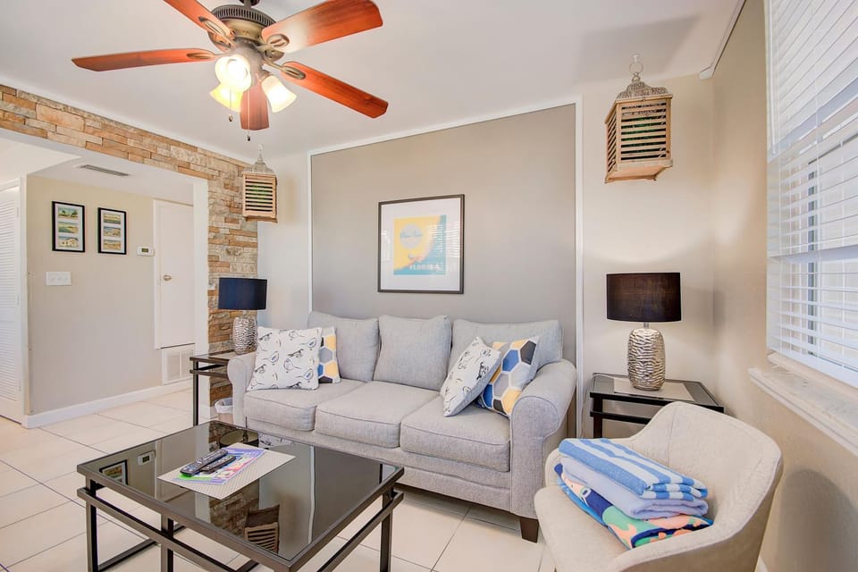 Clearwater Beach Suites #206 - Heated Pool - Steps to The Sand! Apartment in Clearwater Beach