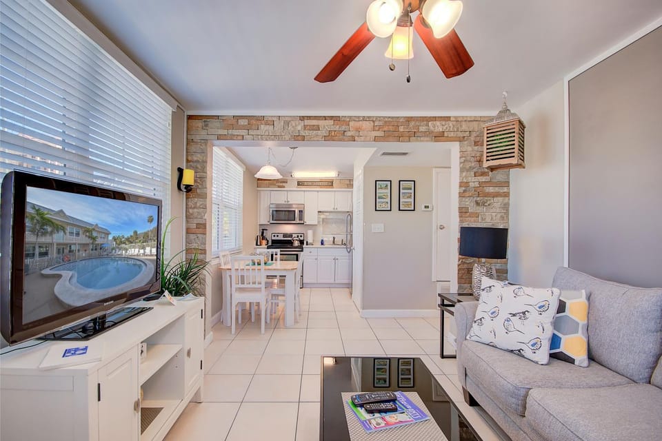 Clearwater Beach Suites #206 - Heated Pool - Steps to The Sand! Apartment in Clearwater Beach