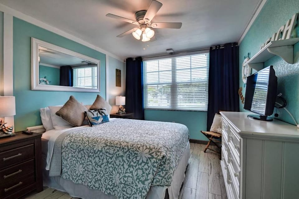 Clearwater Beach Suites #202 - HEATED POOL - Steps to The Sand! Apartment in Clearwater Beach