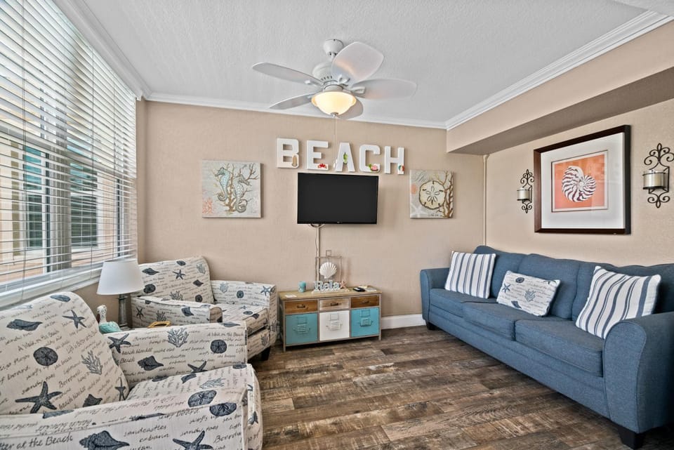 Beach Condo, Heated Pool, Steps to Sand, Clearwater Beach Suites 205 Apartment in Clearwater Beach