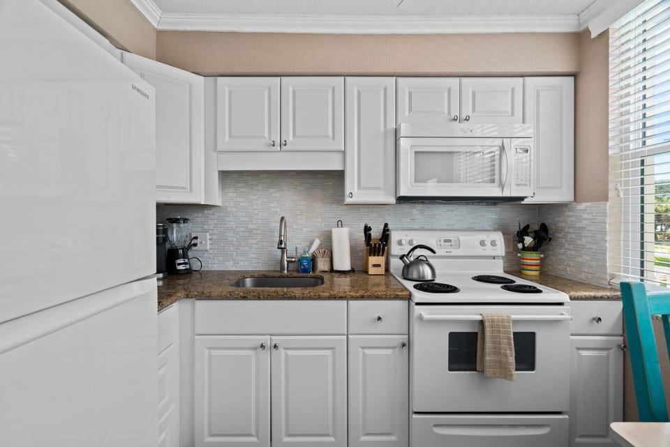Beach Condo, Heated Pool, Steps to Sand, Clearwater Beach Suites 205 Apartment in Clearwater Beach