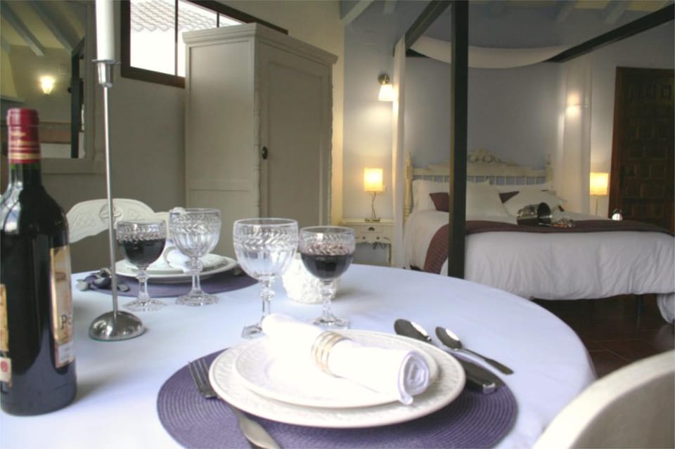 Bed, Photo of the whole room, Dining area, Bedroom