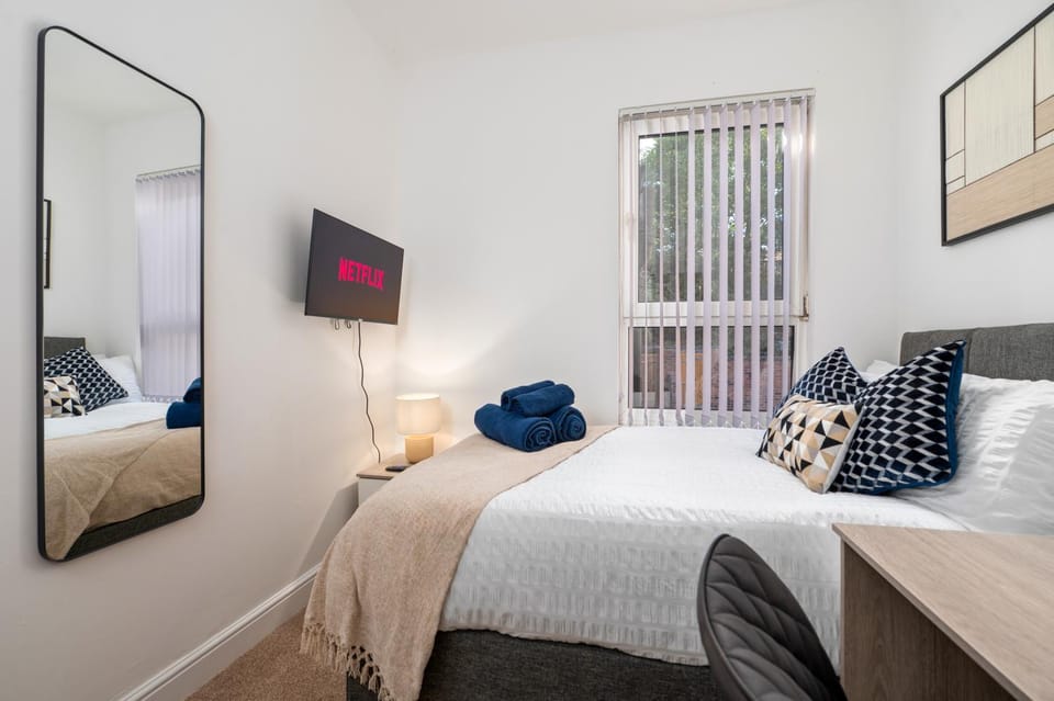 Spacious 4 bed - 4 en-suites - Parking - Sleeps 8 House in Doncaster