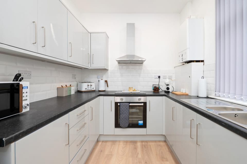 Spacious 4 bed - 4 en-suites - Parking - Sleeps 8 House in Doncaster