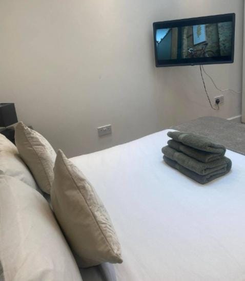 Bed, TV and multimedia, Bedroom