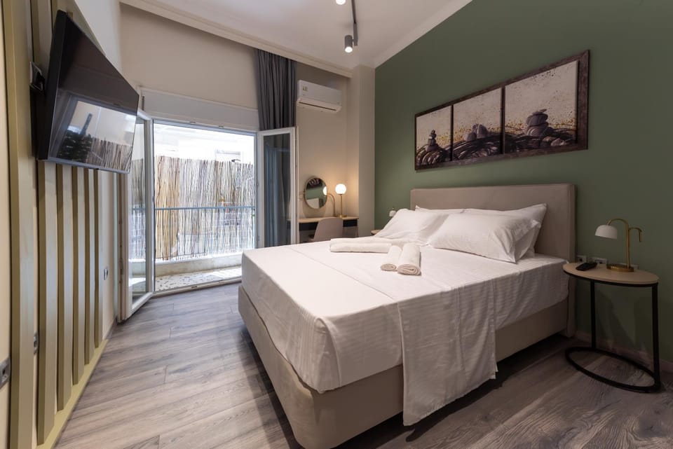 Bed, TV and multimedia, Photo of the whole room, Bedroom, towels