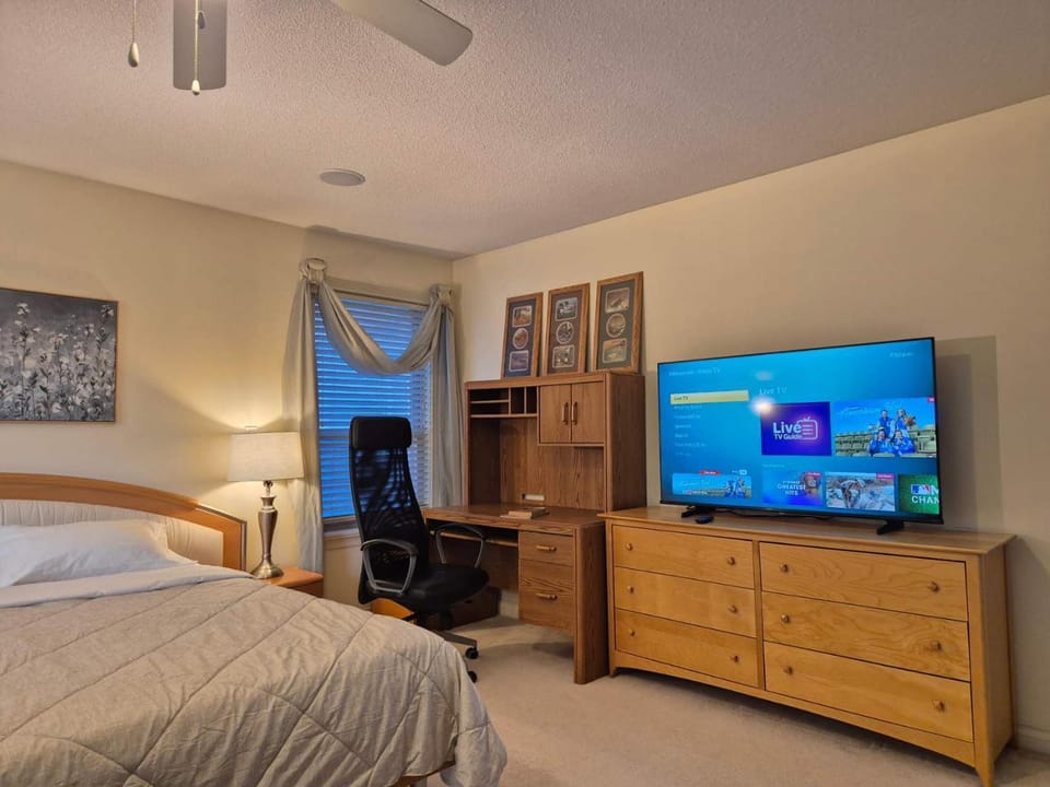 Bed, TV and multimedia, Bedroom