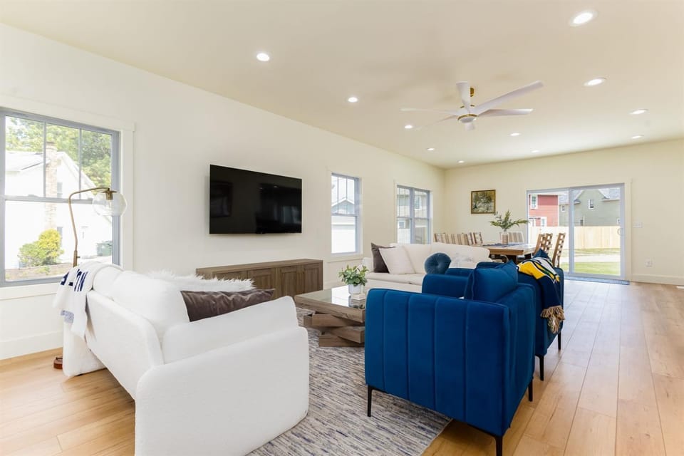 The Modern Irish - 4B 35BA - 1 mi to ND Stadium Country House in South Bend