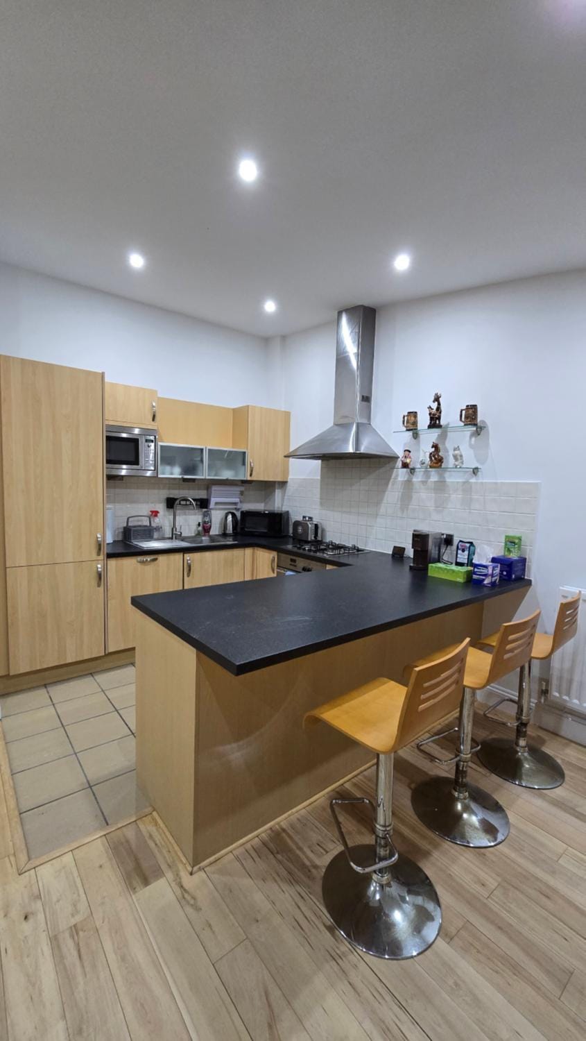 Kitchen or kitchenette, minibar