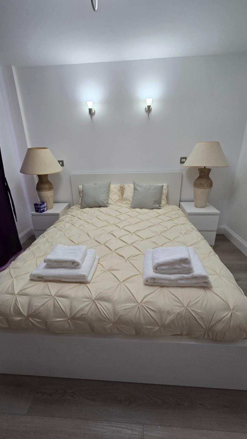 Bed, Photo of the whole room, Bedroom, towels