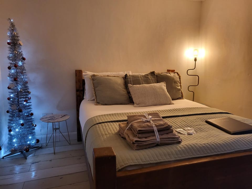 Bed, Bedroom, towels