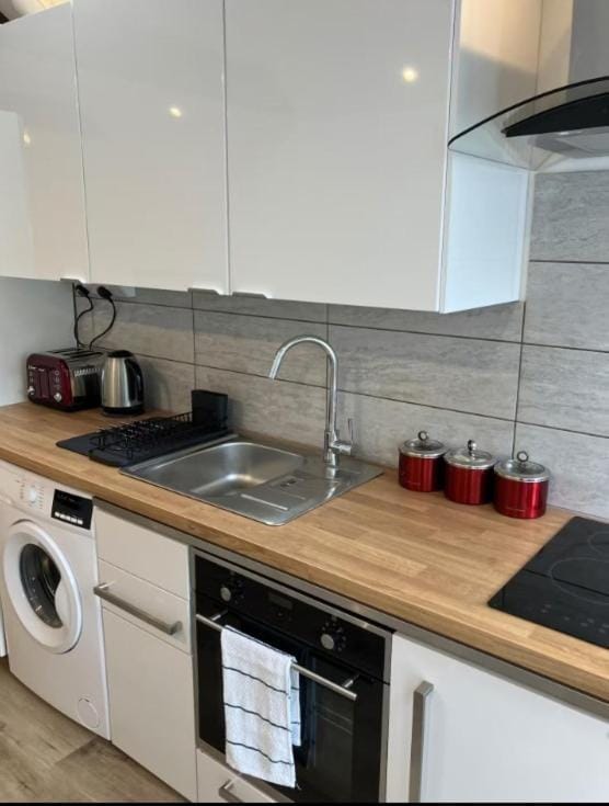Coffee/tea facilities, Kitchen or kitchenette, stove, toaster, washing machine
