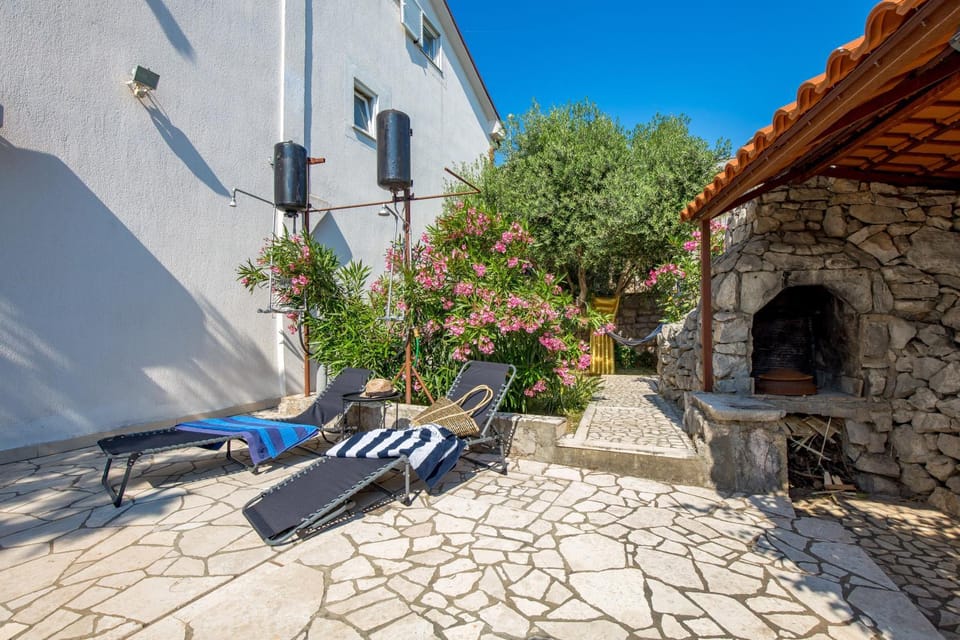 Shower, Patio, Day, Garden, Garden view, sunbed