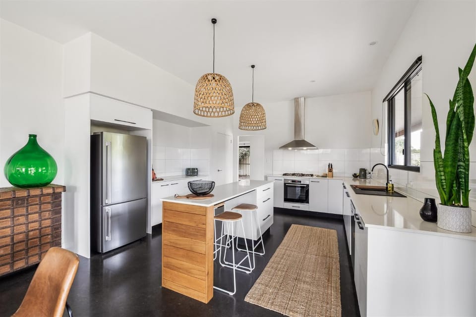 Kitchen or kitchenette, dishwasher, oven, toaster