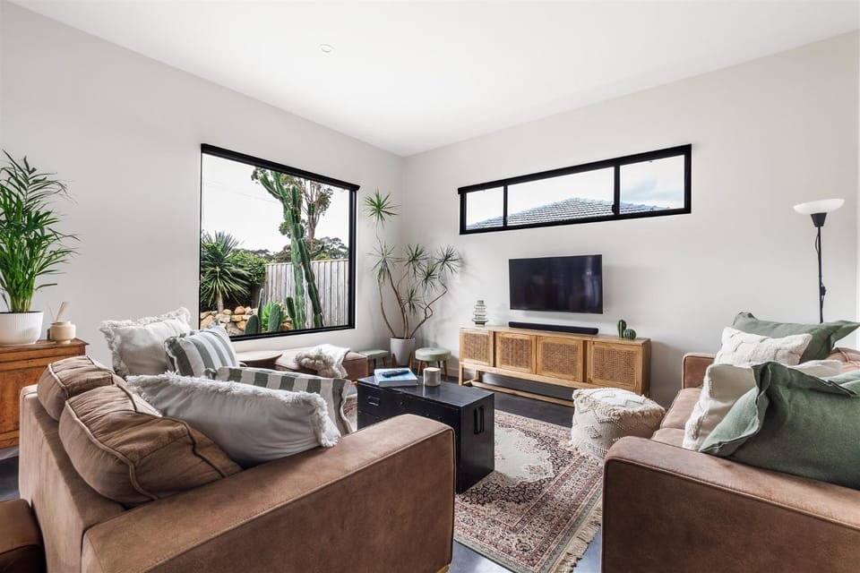 Communal lounge/ TV room, TV and multimedia, Living room, Seating area, Evening entertainment