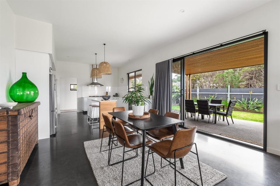 Patio, Kitchen or kitchenette, Dining area