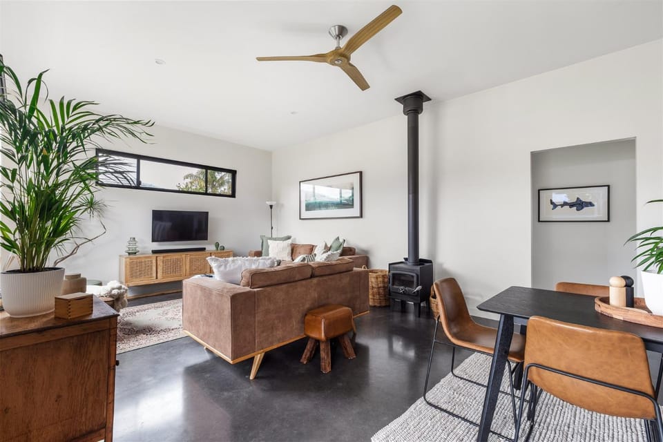 TV and multimedia, Living room, Seating area, Dining area, fireplace