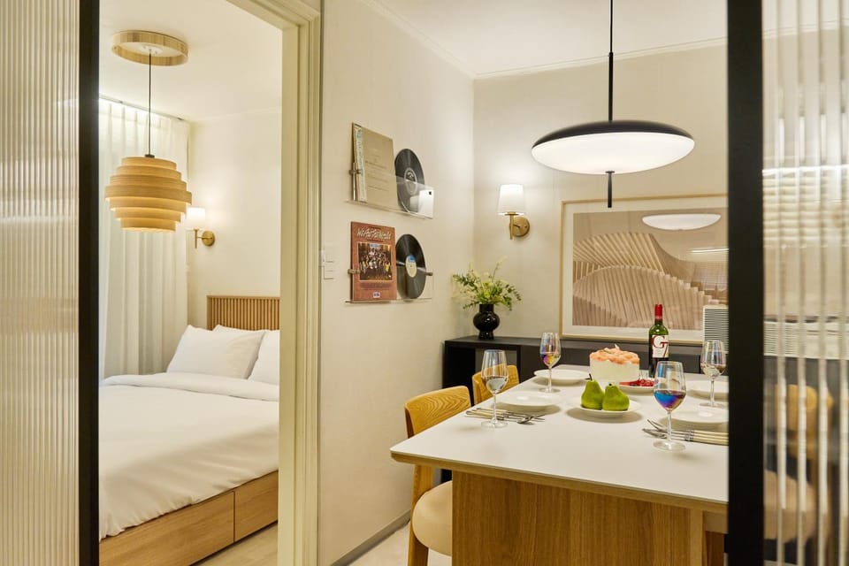 Bed, Living room, Photo of the whole room, Seating area, Dining area, Bedroom